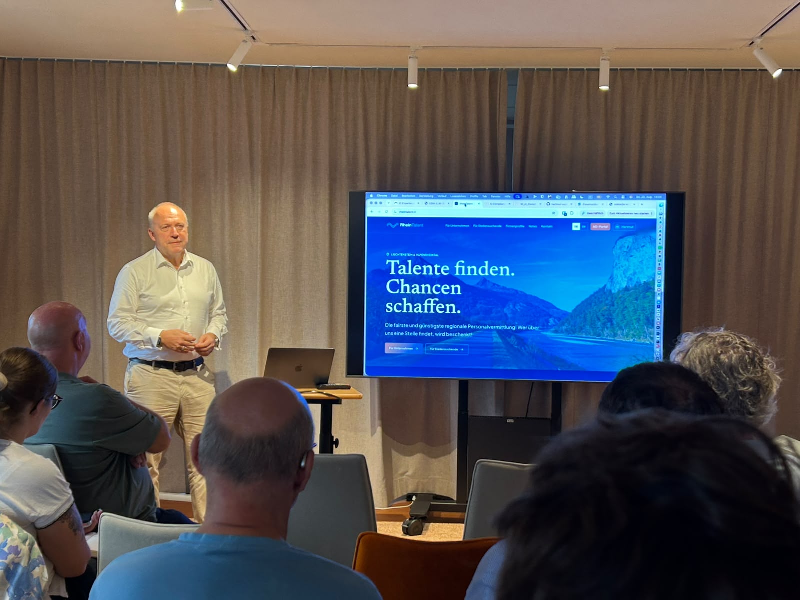 Alexander Jeeves stellt RheinTalent beim KI-Café in Schaan vor